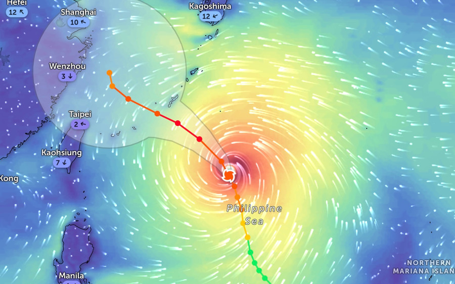 Mắt bão Khanun đang hình thành rõ ràng hơn. Ảnh: ZoomEarth Mắt bão Khanun đang hình thành rõ ràng hơn. Ảnh: ZoomEarth