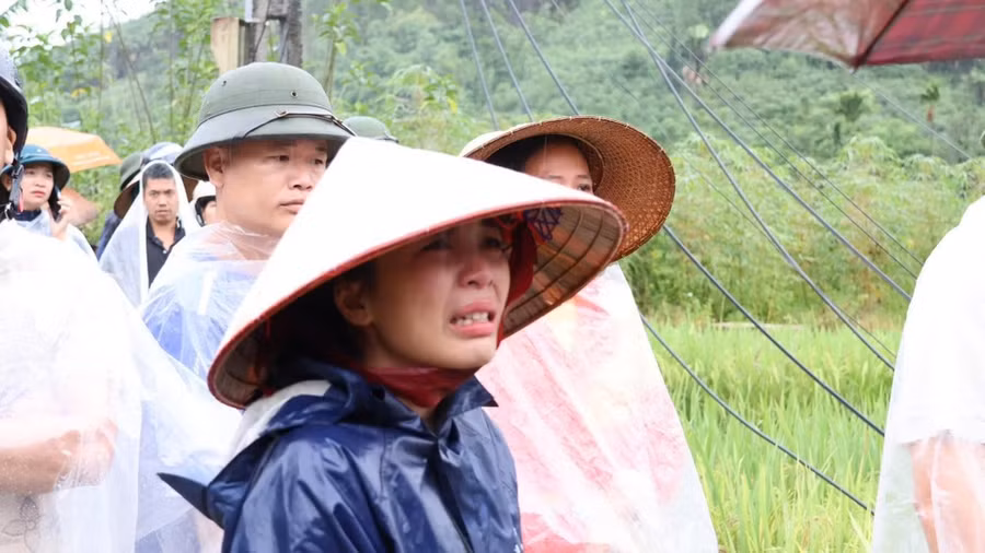 Người dân trong thôn xót xa bàng hoàng và mong ngóng tìm cứu được người thân.