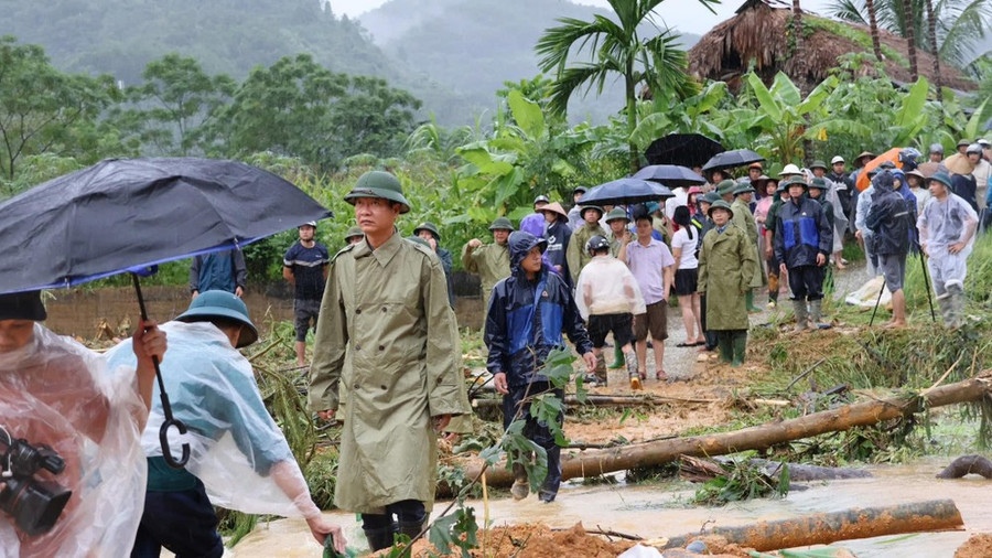 Các lực lượng chức năng khẩn trương cứu hộ