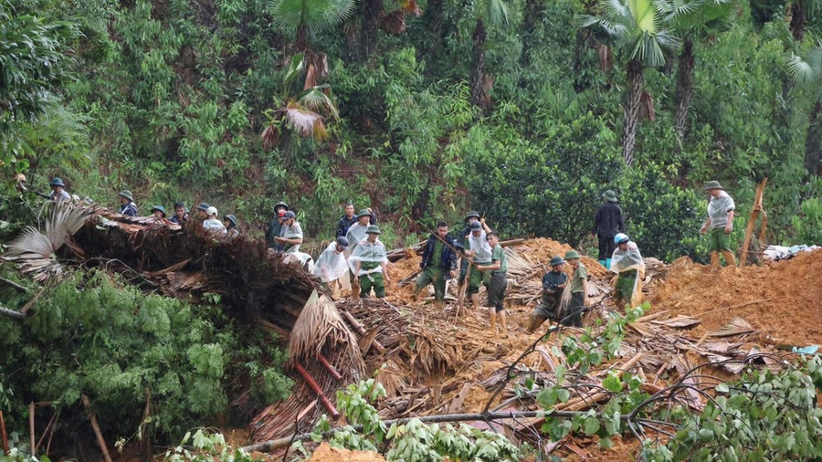 Lực lượng cứu hộ triển khai tìm kiếm các nạn nhân. Ảnh: Truyền hình Yên Bái