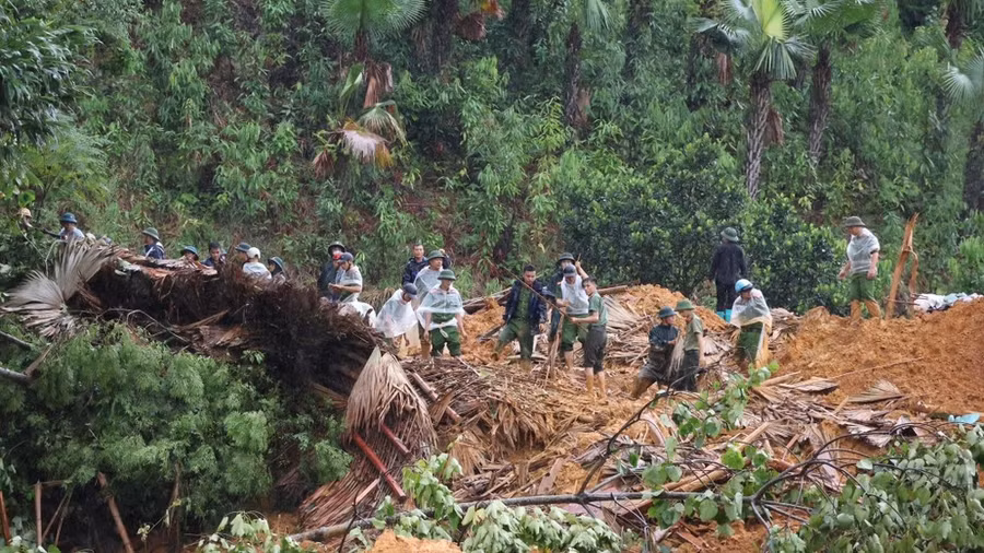Lực lượng cứu hộ triển khai tìm kiếm các nạn nhân. Ảnh: Truyền hình Yên Bái