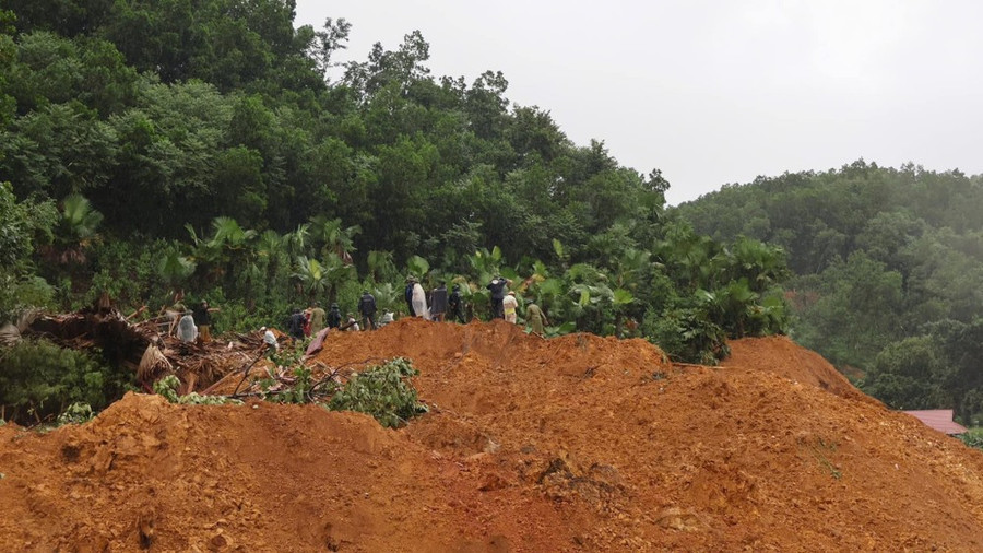 Đất đá vùi lấp các ngôi nhà ở xã Minh Xuân