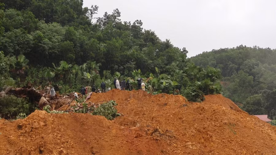 Đất đá vùi lấp các ngôi nhà ở xã Minh Xuân