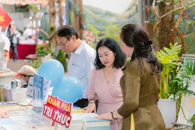 Người dân, du khách tham quan, tìm hiểu tại các gian hàng trưng bày sách Người dân, du khách tham quan, tìm hiểu tại các gian hàng trưng bày sách