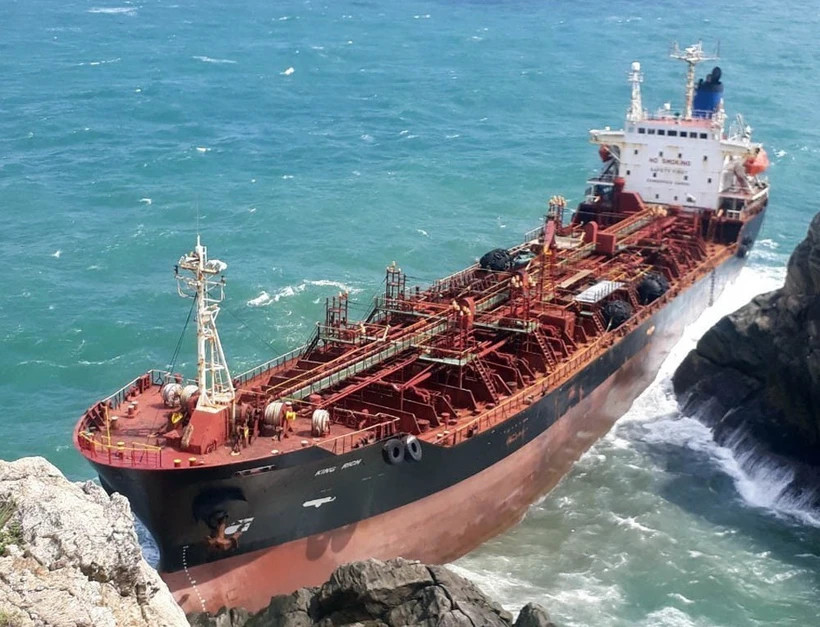 Tàu vận tải nước ngoài trôi dạt và mắc cạn tại vùng biển Cù Lao Chàm, Quảng Nam. (Ảnh Trần Tĩnh/TTXVN) Tàu vận tải nước ngoài trôi dạt và mắc cạn tại vùng biển Cù Lao Chàm, Quảng Nam. (Ảnh Trần Tĩnh/TTXVN)