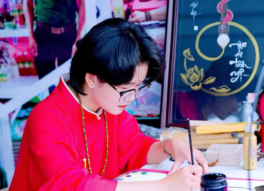 Bạn Ngô Thị Kim Trúc đang miệt mài viết thư pháp. Ảnh NVCC Bạn Ngô Thị Kim Trúc đang miệt mài viết thư pháp. Ảnh NVCC