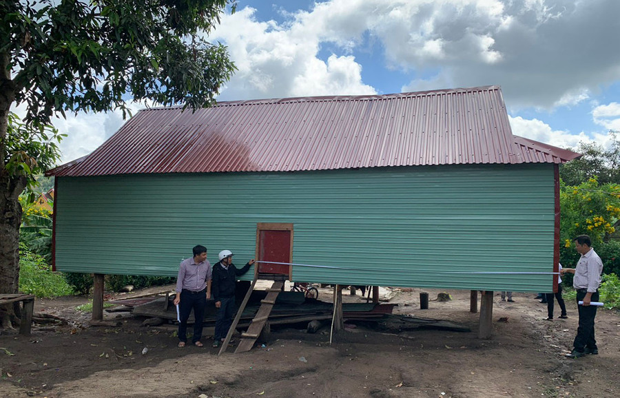 Sở Xây dựng phối hợp cùng chính quyền địa phương kiểm tra diện tích nhà xây mới ở huyện Kông Chro. Ảnh: N.H Sở Xây dựng phối hợp cùng chính quyền địa phương kiểm tra diện tích nhà xây mới ở huyện Kông Chro. Ảnh: N.H