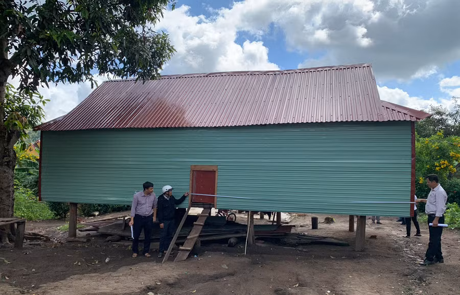 Sở Xây dựng phối hợp cùng chính quyền địa phương kiểm tra diện tích nhà xây mới ở huyện Kông Chro. Ảnh: N.H