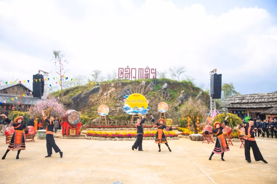 Đặc biệt, nếu đến Fansipan vào cuối tháng 4, đúng vào thời điểm diễn ra Lễ hội hoa hồng 2024 với chủ đề "Triệu đóa hồng tình yêu", du khách sẽ được hòa vào không khí lễ hội sôi động với nhiều trải nghiệm hấp dẫn như: Biểu diễn nghệ thuật Tây Bắc, diễu hành xe hoa, tái hiện đám cưới của các dân tộc thiểu số Mông, Dao, Tày, Giáy, Xa Phó, trưng bày áo cưới các dân tộc…