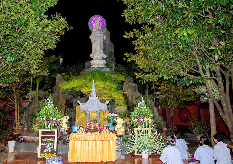 Trước sân Chùa Bửu Hải (TP. Pleiku) có Hồ Non Bộ, thờ bảo tượng Bồ Tát Quán thế âm cao 3 mét, bằng đá non nước. Ảnh: Thanh Nhật Trước sân Chùa Bửu Hải (TP. Pleiku) có Hồ Non Bộ, thờ bảo tượng Bồ Tát Quán thế âm cao 3 mét, bằng đá non nước. Ảnh: Thanh Nhật