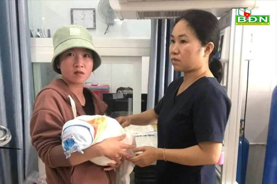 Vợ chồng chị Phùng Thị Thành - Hoàng Tấn Kiệt (anh trai anh Hoàng Tấn Sang) tạm thời chăm sóc bé trong thời gian nằm viện và tìm người thân Vợ chồng chị Phùng Thị Thành - Hoàng Tấn Kiệt (anh trai anh Hoàng Tấn Sang) tạm thời chăm sóc bé trong thời gian nằm viện và tìm người thân