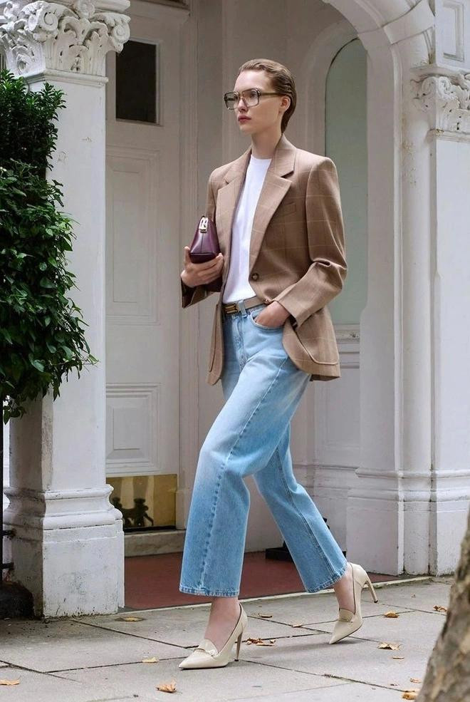 Nhiều phom dáng quần jeans cổ điển đi cùng cách phối dành cho tín đồ thời trang trong mùa thu đông 2024. ẢNH: VICTORIA BECKHAM Nhiều phom dáng quần jeans cổ điển đi cùng cách phối dành cho tín đồ thời trang trong mùa thu đông 2024. ẢNH: VICTORIA BECKHAM