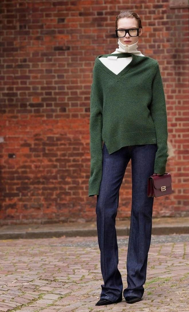 Ống quần dài và thẳng, độ rộng ống được tính toán kỹ lưỡng để vừa che khuyết điểm vừa tôn chân dài (đặc biệt khi kết hợp cùng giày cao gót). ẢNH: VICTORIA BECKHAM Ống quần dài và thẳng, độ rộng ống được tính toán kỹ lưỡng để vừa che khuyết điểm vừa tôn chân dài (đặc biệt khi kết hợp cùng giày cao gót). ẢNH: VICTORIA BECKHAM