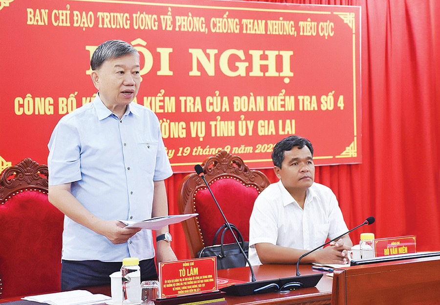Đại tướng Tô Lâm-Ủy viên Bộ Chính trị, Bộ trưởng Bộ Công an phát biểu tại hội nghị công bố kết quả kiểm tra của Đoàn kiểm tra số 4-Ban Chỉ đạo Trung ương về phòng-chống tham nhũng, tiêu cực tại Ban Thường vụ Tỉnh ủy và một số cơ quan chức năng của tỉnh. Ảnh: Vĩnh Hoàng Đại tướng Tô Lâm-Ủy viên Bộ Chính trị, Bộ trưởng Bộ Công an phát biểu tại hội nghị công bố kết quả kiểm tra của Đoàn kiểm tra số 4-Ban Chỉ đạo Trung ương về phòng-chống tham nhũng, tiêu cực tại Ban Thường vụ Tỉnh ủy và một số cơ quan chức năng của tỉnh. Ảnh: Vĩnh Hoàng