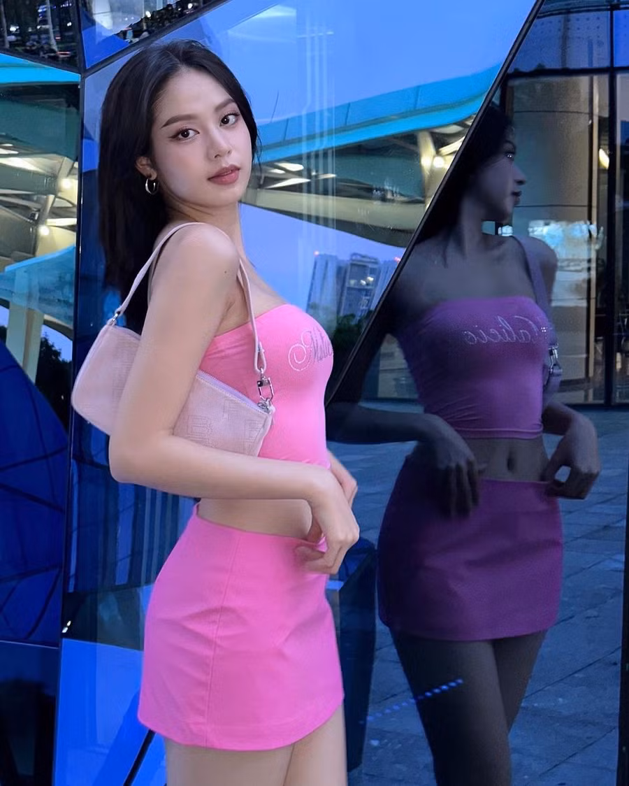 Những kiểu áo crop-top với tông màu hồng ngọt ngào, nữ tính được Thanh Thủy ứng dụng linh hoạt trong đời thường. Cả set đồ màu hồng gồm áo crop-top kết hợp cùng chân váy và đôi boots trắng mang lại vẻ năng động, cá tính cho người đẹp. Những kiểu áo crop-top với tông màu hồng ngọt ngào, nữ tính được Thanh Thủy ứng dụng linh hoạt trong đời thường. Cả set đồ màu hồng gồm áo crop-top kết hợp cùng chân váy và đôi boots trắng mang lại vẻ năng động, cá tính cho người đẹp.