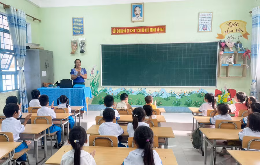 Cô và trò Trường Tiểu học Chu Văn An (thị trấn Phú Thiện, huyện Phú Thiện) làm quen với nhau trong ngày tựu trường. Ảnh: Vũ Chi