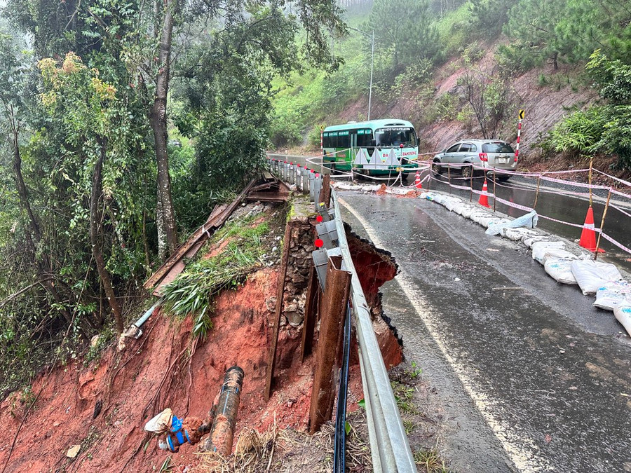 Mưa lớn khiến công tác khắc phục sạt lở tại đèo Tà Nung, TP Đà Lạt (tỉnh Lâm Đồng) không thể triển khai. Ảnh: ĐOÀN KIÊN