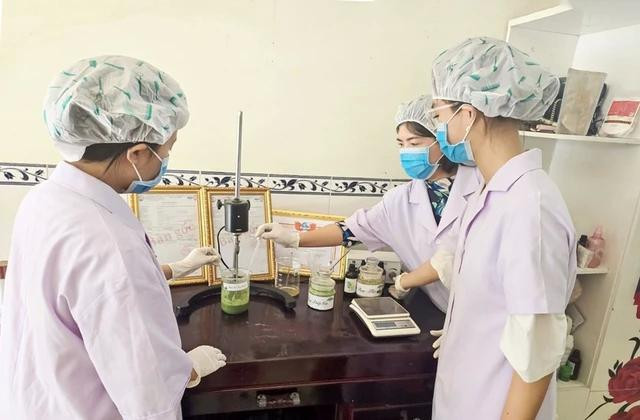 Cô Liên và các học sinh thực hiện công đoạn phối trộn nguyên liệu. Ảnh: Thanh Duy Cô Liên và các học sinh thực hiện công đoạn phối trộn nguyên liệu. Ảnh: Thanh Duy