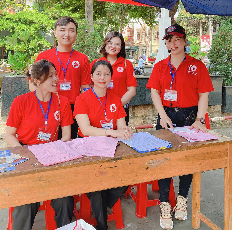 Chị Ngô Thị Loan (bìa phải) tham gia tình nguyện tại Chương trình “Hành trình đỏ-Giọt hồng cao nguyên” (ảnh nhân vật cung cấp).