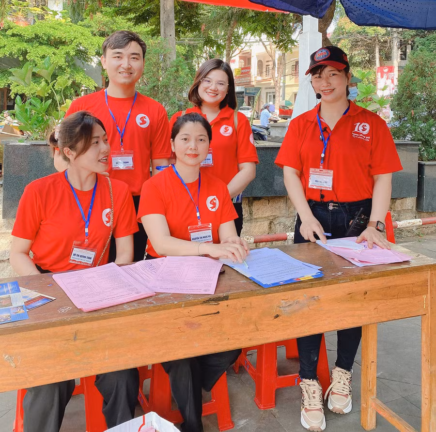 Chị Ngô Thị Loan (bìa phải) tham gia tình nguyện tại Chương trình “Hành trình đỏ-Giọt hồng cao nguyên” (ảnh nhân vật cung cấp).