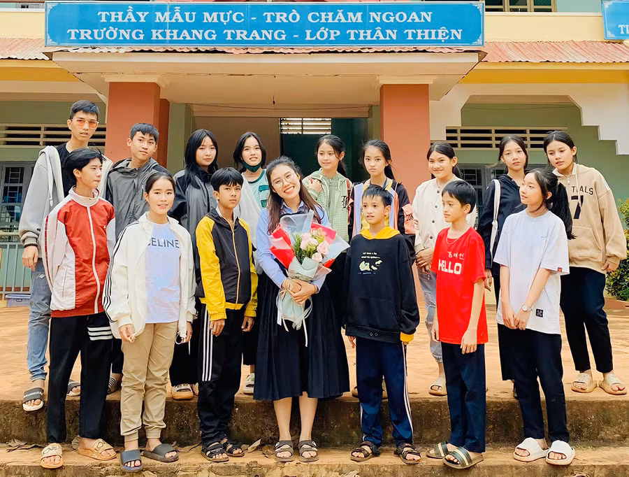 Chị Nguyễn Thu Phương và các em nhỏ trong lớp học. Ảnh: M.K