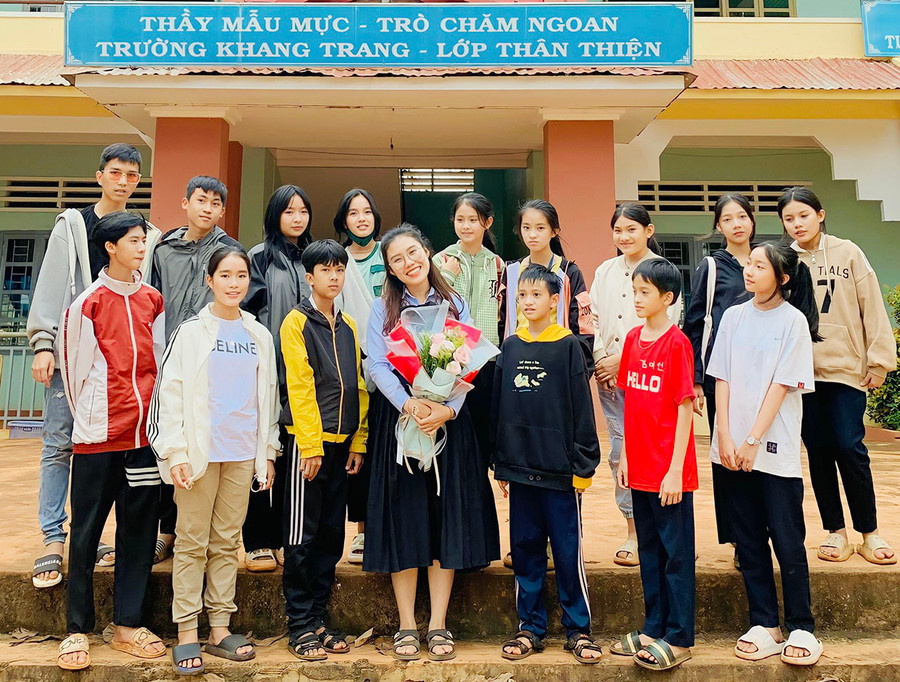 Chị Nguyễn Thu Phương và các em nhỏ trong lớp học. Ảnh: M.K