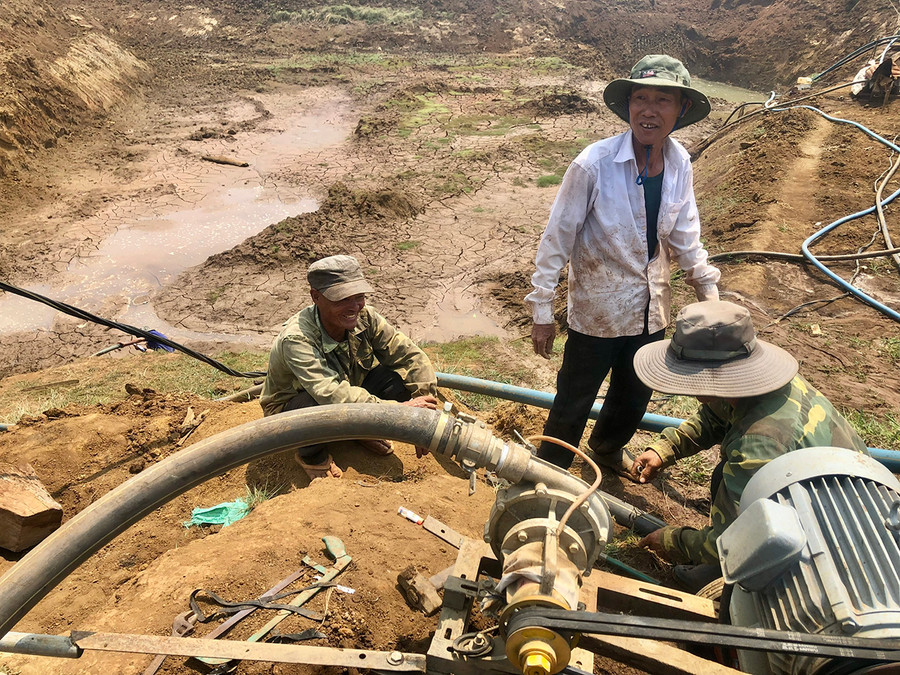 Ông Trần Văn Thanh (áo trắng, thôn 1, xã Hải Yang, huyện Đak Đoa) đang loay hoay đấu nối máy bơm để lấy những giọt nước cuối cùng trong hồ tưới cho vườn cà phê. Ảnh: Lê Nam Ông Trần Văn Thanh (áo trắng, thôn 1, xã Hải Yang, huyện Đak Đoa) đang loay hoay đấu nối máy bơm để lấy những giọt nước cuối cùng trong hồ tưới cho vườn cà phê. Ảnh: Lê Nam