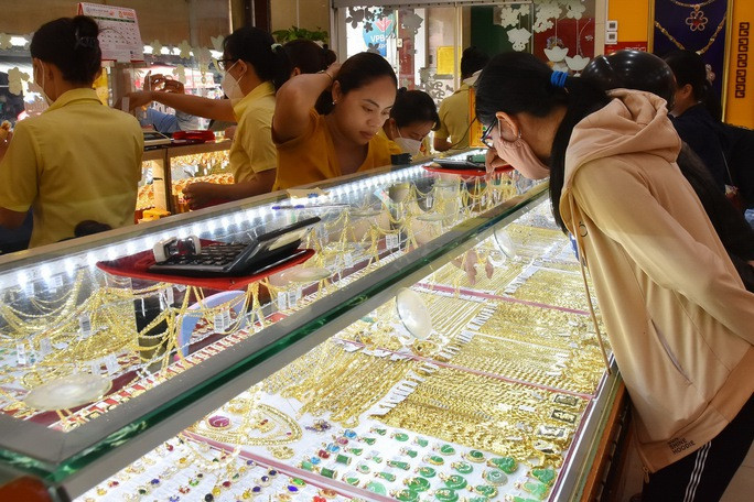 Khoảng 6 giờ ngày 22-8, giá vàng hôm nay của thế giới giao dịch tại 1.894 USD/ounce, giảm nhẹ 3 USD so với mức giá cao nhất đêm qua là 1.897 USD/ounce. Khoảng 6 giờ ngày 22-8, giá vàng hôm nay của thế giới giao dịch tại 1.894 USD/ounce, giảm nhẹ 3 USD so với mức giá cao nhất đêm qua là 1.897 USD/ounce.