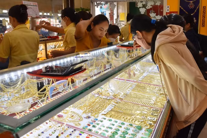 Khoảng 6 giờ ngày 22-8, giá vàng hôm nay của thế giới giao dịch tại 1.894 USD/ounce, giảm nhẹ 3 USD so với mức giá cao nhất đêm qua là 1.897 USD/ounce.