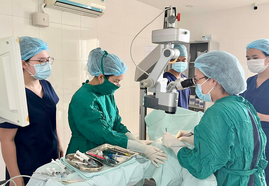 Bác sĩ Bệnh viện Mắt Quốc tế Sài Gòn-Gia Lai thực hiện một ca phẫu thuật thay thủy tinh thể bằng phương pháp Pha cô cho bệnh nhân. Ảnh: Như Nguyện