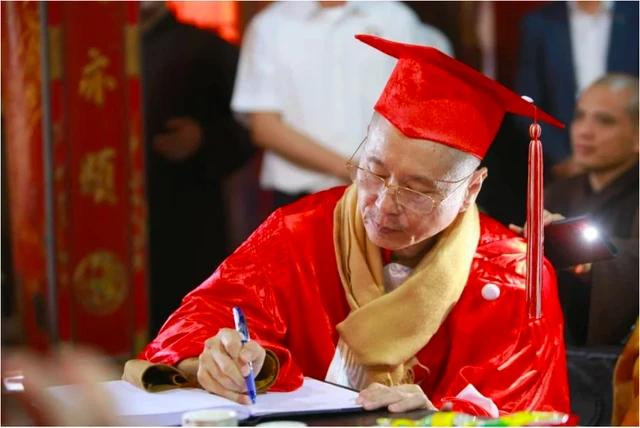 Thượng tọa Thích Chân Quang trong lễ nhận bằng tốt nghiệp tại Trường ĐH Luật Hà Nội. Ảnh PHẬT GIÁO VIỆT NAM