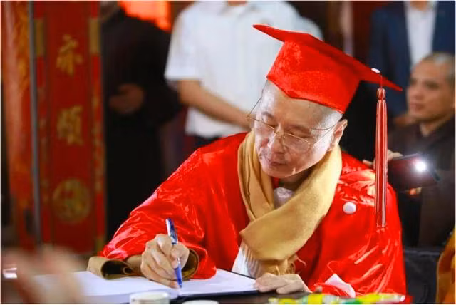 Thượng tọa Thích Chân Quang trong lễ nhận bằng tốt nghiệp tại Trường ĐH Luật Hà Nội. Ảnh PHẬT GIÁO VIỆT NAM