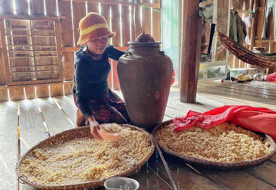 Bà Ksor H'Đút (buôn Chờ Tung, xã Ia Hdreh) ủ rượu cần trong chiếc ché quý của gia đình. Ảnh: M.C Bà Ksor H'Đút (buôn Chờ Tung, xã Ia Hdreh) ủ rượu cần trong chiếc ché quý của gia đình. Ảnh: M.C