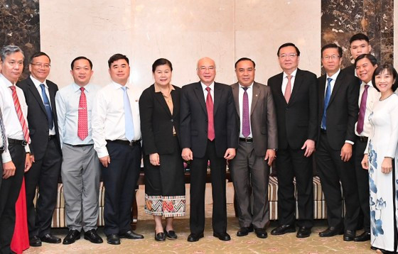 Trưởng ban Tuyên giáo Thành ủy TPHCM Phan Nguyễn Như Khuê (giữa) và Phó trưởng Ban Tuyên huấn Trung ương Đảng Nhân dân Cách mạng Lào Vilavone Phanthavong (thứ 5, trái qua phải) Ảnh: VIỆT DŨNG Trưởng ban Tuyên giáo Thành ủy TPHCM Phan Nguyễn Như Khuê (giữa) và Phó trưởng Ban Tuyên huấn Trung ương Đảng Nhân dân Cách mạng Lào Vilavone Phanthavong (thứ 5, trái qua phải) Ảnh: VIỆT DŨNG