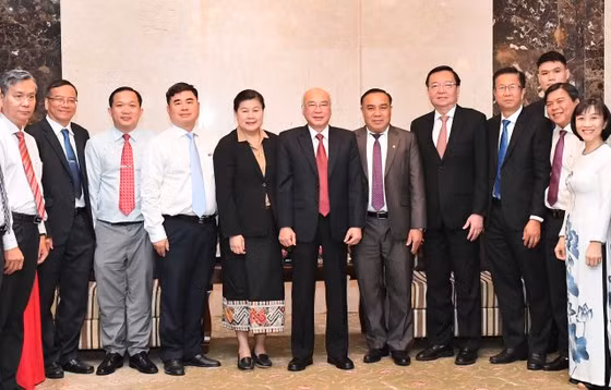 Trưởng ban Tuyên giáo Thành ủy TPHCM Phan Nguyễn Như Khuê (giữa) và Phó trưởng Ban Tuyên huấn Trung ương Đảng Nhân dân Cách mạng Lào Vilavone Phanthavong (thứ 5, trái qua phải) Ảnh: VIỆT DŨNG