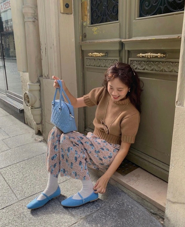 Dù lựa chọn kết hợp giày búp bê với phong cách nào thì người đối diện cũng sẽ ấn tượng với vẻ ngọt ngào, đáng yêu của bạn. Đây đích thị là kiểu giày vừa nịnh dáng, lại thoải mái dễ chịu, rất xứng đáng để chị em chi tiền sở hữu