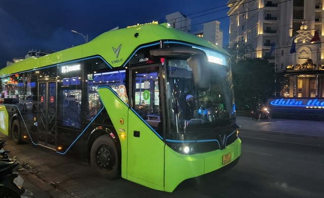 Xe buýt điện VinBus dừng đón khách trên đường Trần Hưng Đạo, P.Dương Đông, TP.Phú Quốc. Ảnh: HOÀNG TRUNG Xe buýt điện VinBus dừng đón khách trên đường Trần Hưng Đạo, P.Dương Đông, TP.Phú Quốc. Ảnh: HOÀNG TRUNG