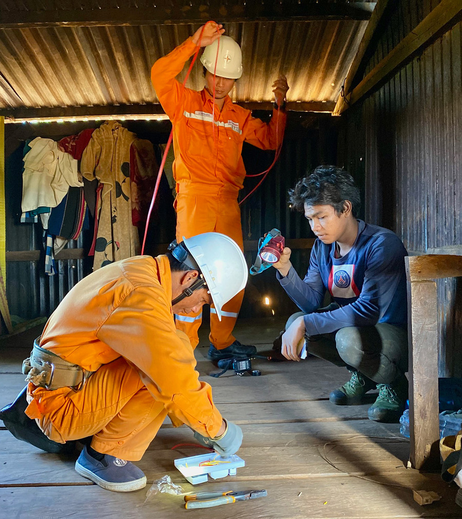 Công ty Điện lực Gia Lai hỗ trợ sửa chữa, thay thế miễn phí các thiết bị điện cho hộ dân có hoàn cảnh khó khăn. Ảnh: H.D Công ty Điện lực Gia Lai hỗ trợ sửa chữa, thay thế miễn phí các thiết bị điện cho hộ dân có hoàn cảnh khó khăn. Ảnh: H.D