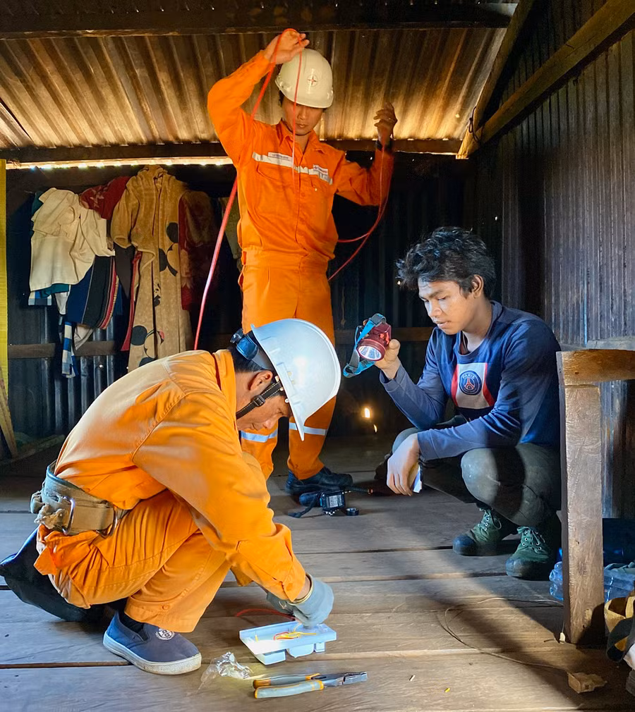 Công ty Điện lực Gia Lai hỗ trợ sửa chữa, thay thế miễn phí các thiết bị điện cho hộ dân có hoàn cảnh khó khăn. Ảnh: H.D