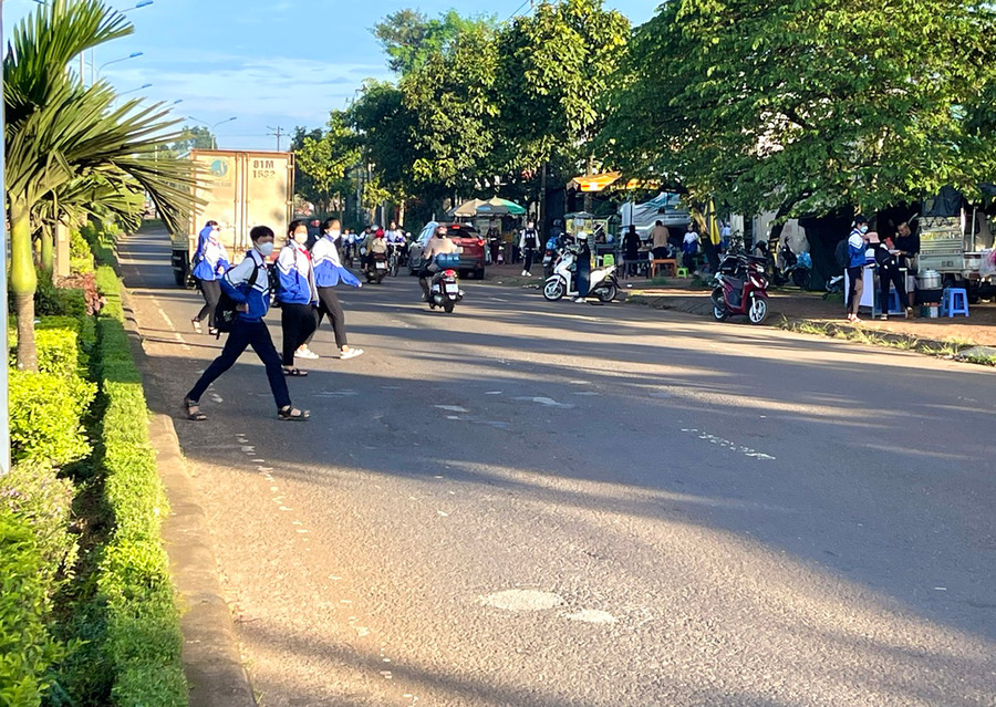 Các em học sinh Trường THCS Lý Thường Kiệt (phường Chi Lăng, TP. Pleiku) leo qua dải phân cách để băng qua đường đến trường, tiểm ẩn nguy cơ xảy ra tai nạn giao thông rất cao. Ảnh: Minh Phương Các em học sinh Trường THCS Lý Thường Kiệt (phường Chi Lăng, TP. Pleiku) leo qua dải phân cách để băng qua đường đến trường, tiểm ẩn nguy cơ xảy ra tai nạn giao thông rất cao. Ảnh: Minh Phương