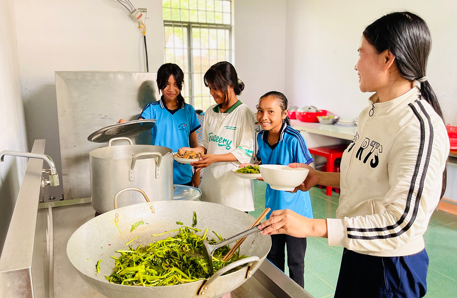 Cô và trò Trường Tiểu học và THCS Trần Hưng Đạo vui vẻ chuẩn bị bữa ăn trưa. Ảnh: Mai Ka