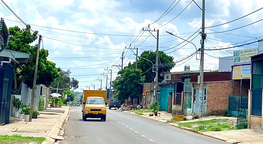 Song song với hạ tầng giao thông, thành phố Pleiku còn quan tâm đầu tư, cải tạo hệ thống chiếu sáng công cộng. Ảnh: Hà Duy Song song với hạ tầng giao thông, thành phố Pleiku còn quan tâm đầu tư, cải tạo hệ thống chiếu sáng công cộng. Ảnh: Hà Duy