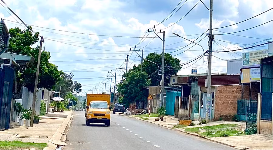 Song song với hạ tầng giao thông, thành phố Pleiku còn quan tâm đầu tư, cải tạo hệ thống chiếu sáng công cộng. Ảnh: Hà Duy