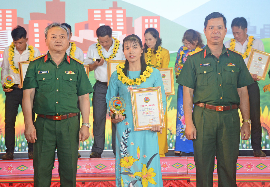 Chị Nguyễn Thị Nhớ được Bộ Tư lệnh Binh đoàn 15 tôn vinh công nhân ưu tú giai đoạn 2017-2022. Ảnh: Sơn Tùng
