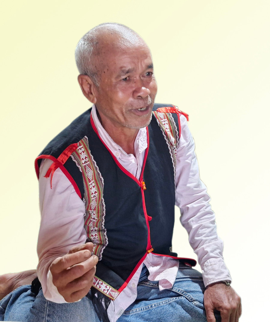 Ông Ksor Jao (làng Sung Le Tung, xã Ia Kla, huyện Đức Cơ) kể về những năm tháng khai sơn phá thạch trồng cao su. Ảnh: Vĩnh Hoàng Ông Ksor Jao (làng Sung Le Tung, xã Ia Kla, huyện Đức Cơ) kể về những năm tháng khai sơn phá thạch trồng cao su. Ảnh: Vĩnh Hoàng