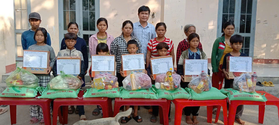 Thầy Hào kết nối nguồn lực để tặng quà cho học sinh khó khăn của Trường Tiểu học và THCS Lê Lợi (xã Đăk Tơ Pang, huyện Kông Chro). Ảnh: Mộc Trà