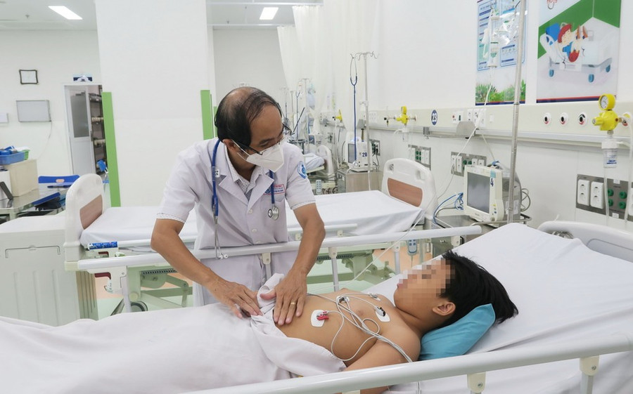Bé trai trong vụ nghi ngộ độc thực phẩm ở Đồng Nai được điều trị tại Khoa Hồi sức tích cực, Bệnh viện Nhi đồng 1, Thành phố Hồ Chí Minh. (Ảnh: Đinh Hằng/TTXVN)