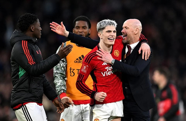 HLV Erik ten Hag ca ngợi dàn cầu thủ trẻ