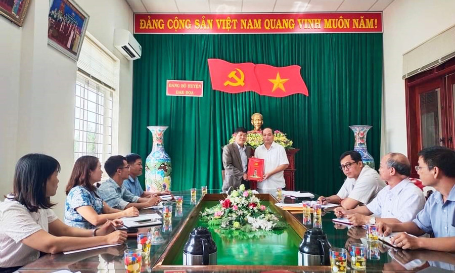 Đồng chí Vũ Duy Minh (bìa phải) được bổ nhiệm giữ chức Trưởng ban Tổ chức Huyện ủy Đak Đoa. Ảnh: Kỳ Anh Đồng chí Vũ Duy Minh (bìa phải) được bổ nhiệm giữ chức Trưởng ban Tổ chức Huyện ủy Đak Đoa. Ảnh: Kỳ Anh