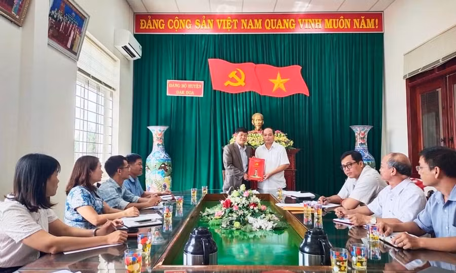 Đồng chí Vũ Duy Minh (bìa phải) được bổ nhiệm giữ chức Trưởng ban Tổ chức Huyện ủy Đak Đoa. Ảnh: Kỳ Anh